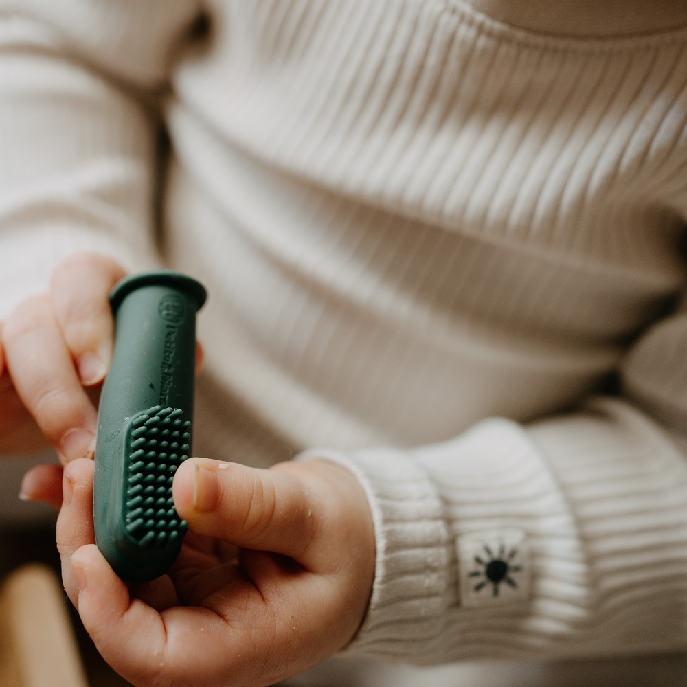 PETITE&amp;MARS Sada silikónových zubných kefiek na prst Ochre&amp;Green 2 ks 6m+