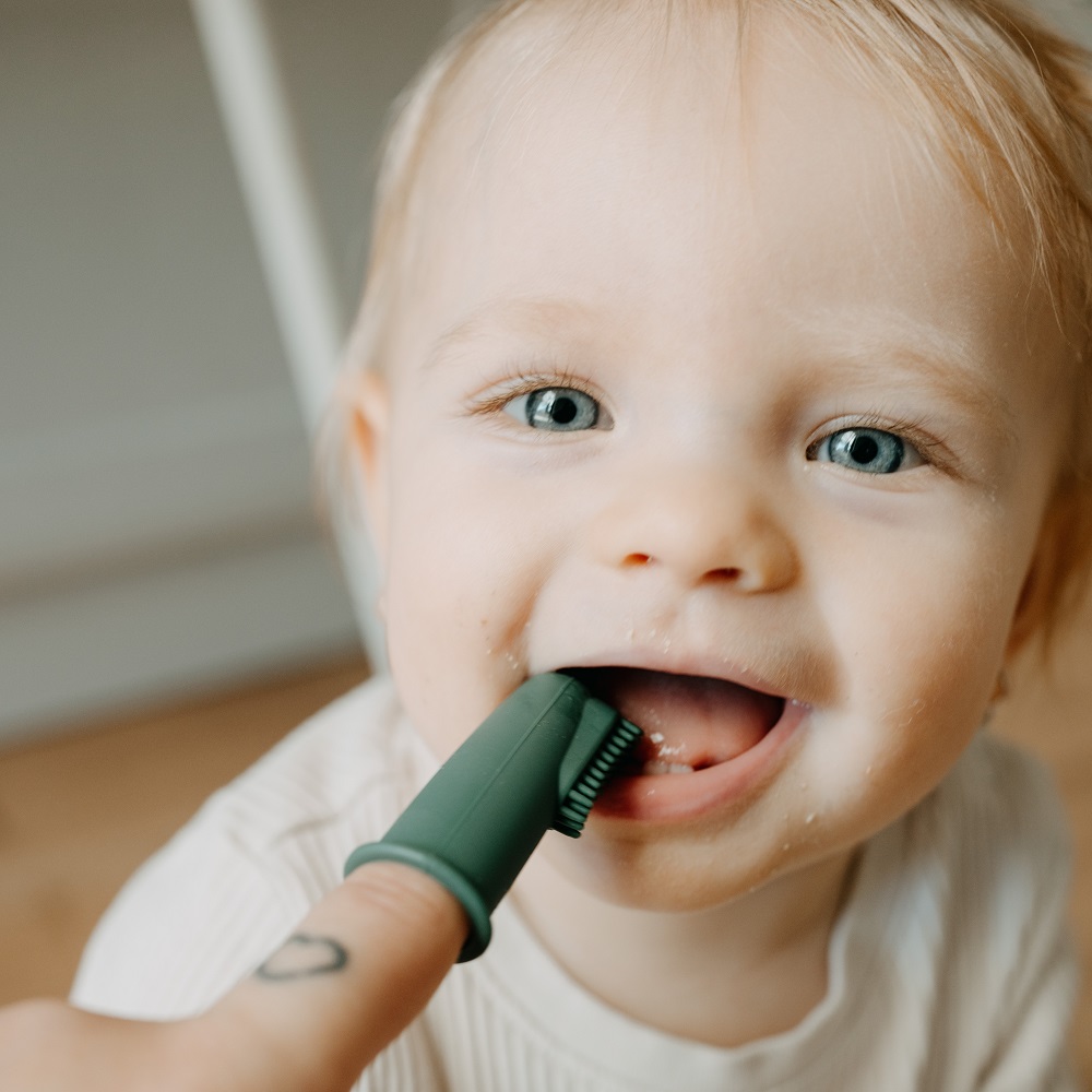 PETITE&amp;MARS Sada silikónových zubných kefiek na prst Ochre&amp;Green 2 ks 6m+