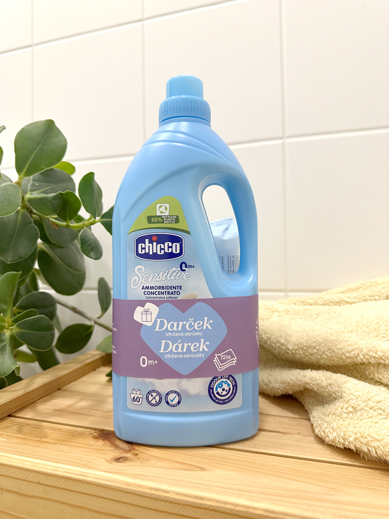 CHICCO Aviváž koncentrovaná Baby Sensitive Sladký púder 1,5 l, 60 praní + vlhčené obrúsky 72 ks zada
