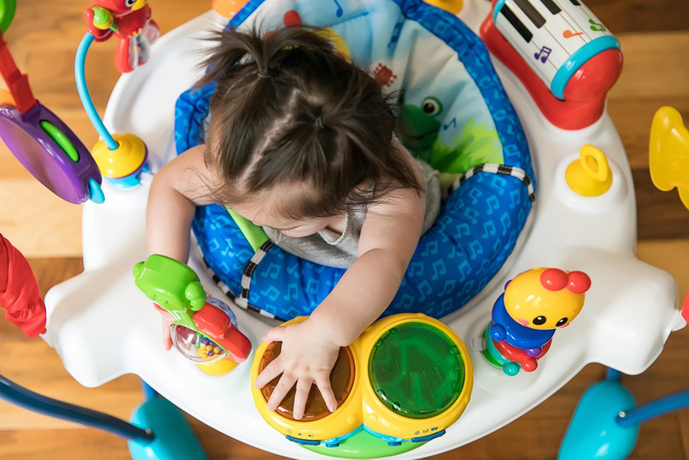 BABY EINSTEIN Skákadlo/aktívne centrum 2v1 Neighborhood Symphony 6m+ do 11 kg