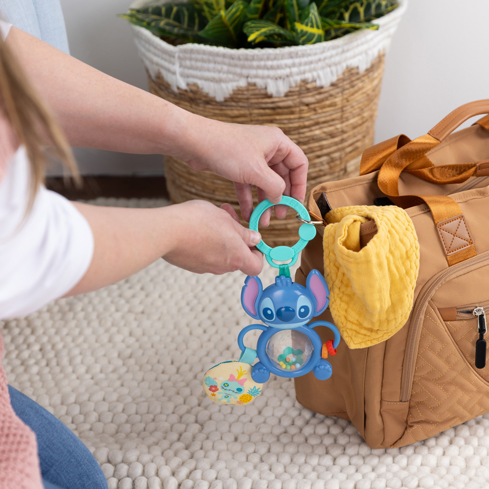 BRIGHT STARTS Hračka na C krúžku senzorická Stitch Tummy Tumble™ 0m+
