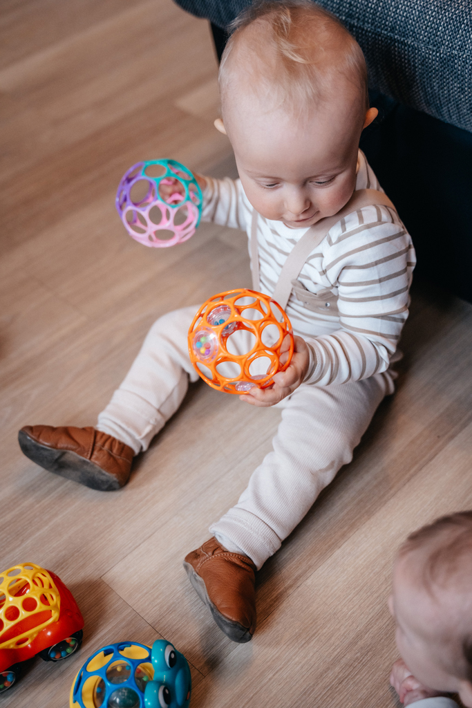 OBALL Hračka autíčko Rattle&amp;Roll™, červené 3m+