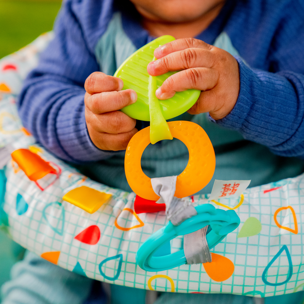 BRIGHT STARTS Kresielko učiace s hračkami pripravené na cestovanie Learn-to-Sit™, 4m+