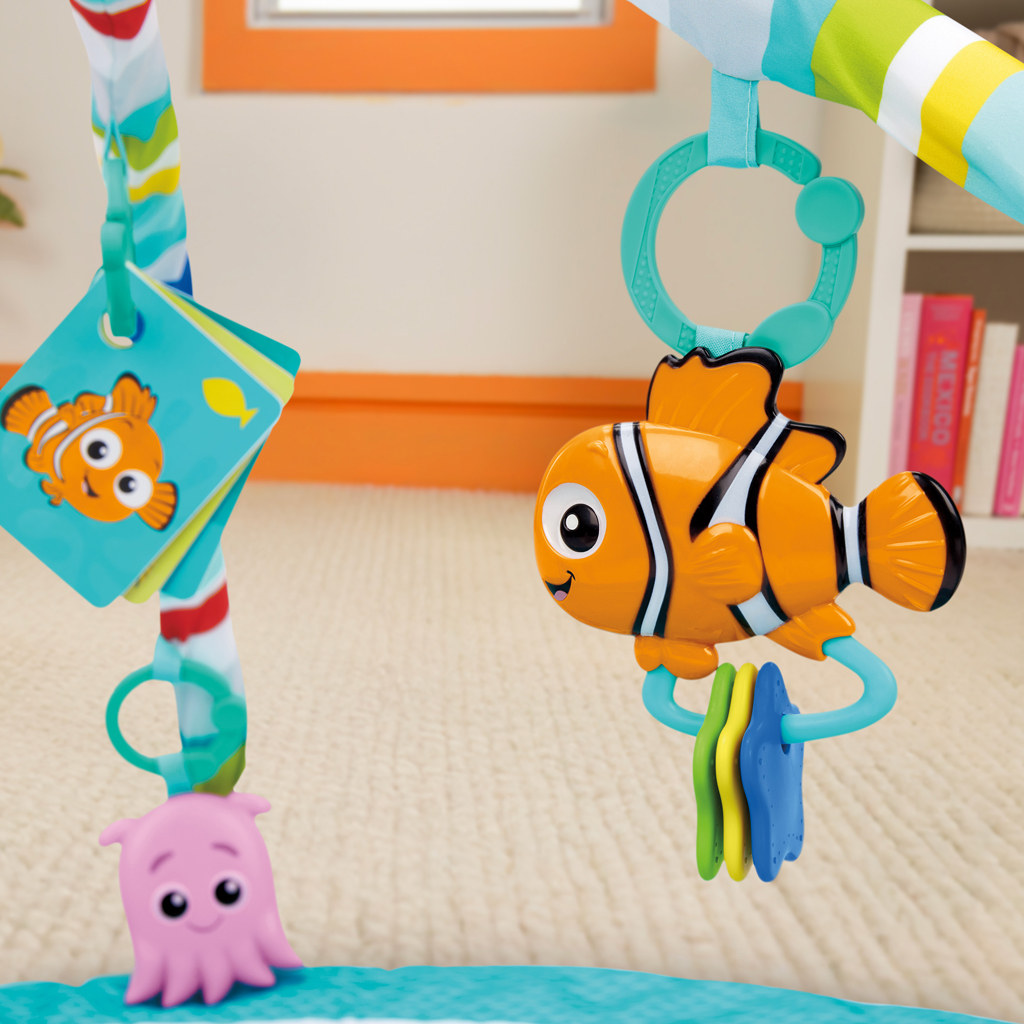 BRIGHT STARTS Deka hracia pre rozvoj motoriky a zmyslov Finding Nemo POP 'N Wiggle™, 0m+