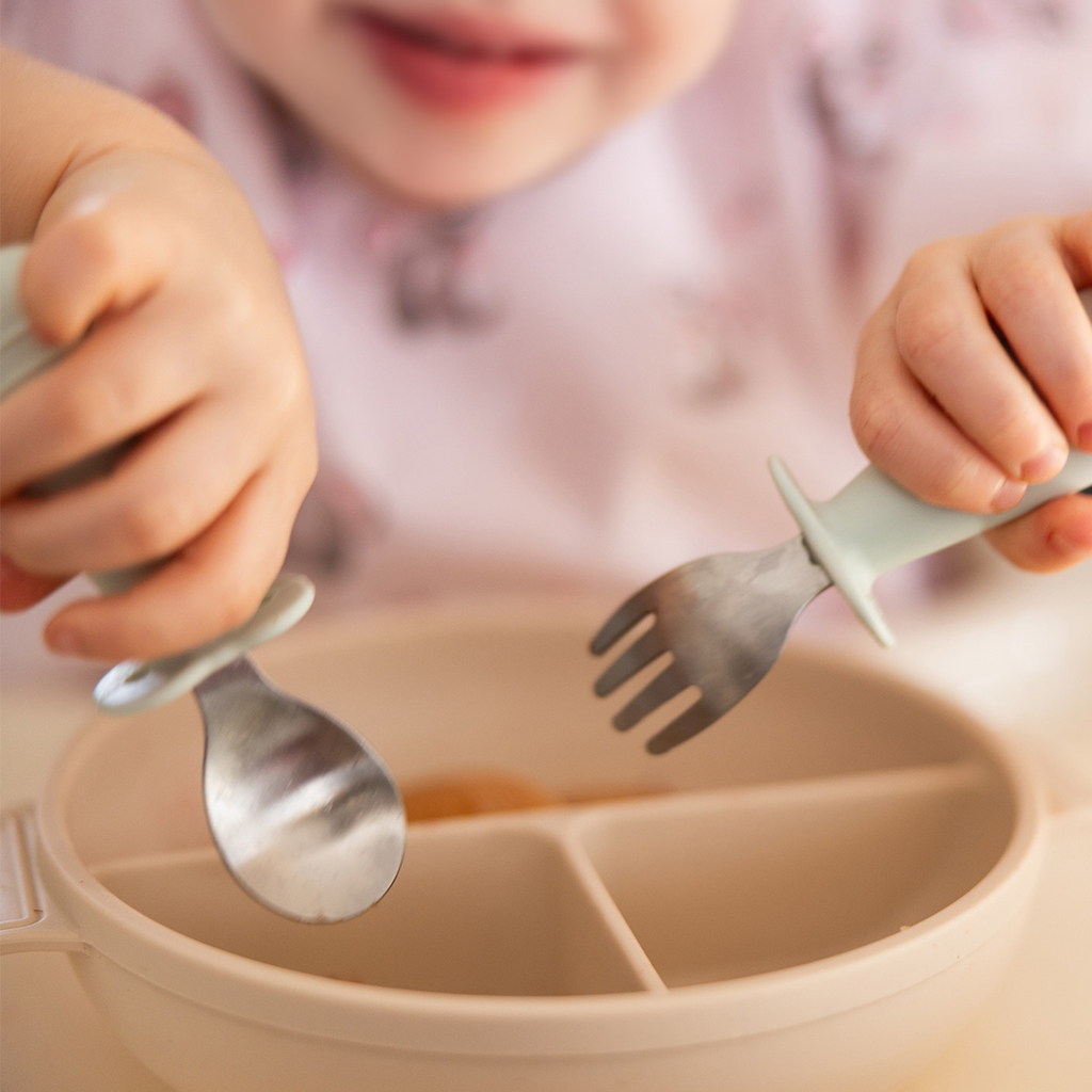 BABYONO Príbor detský so zábranou béžový 12m+
