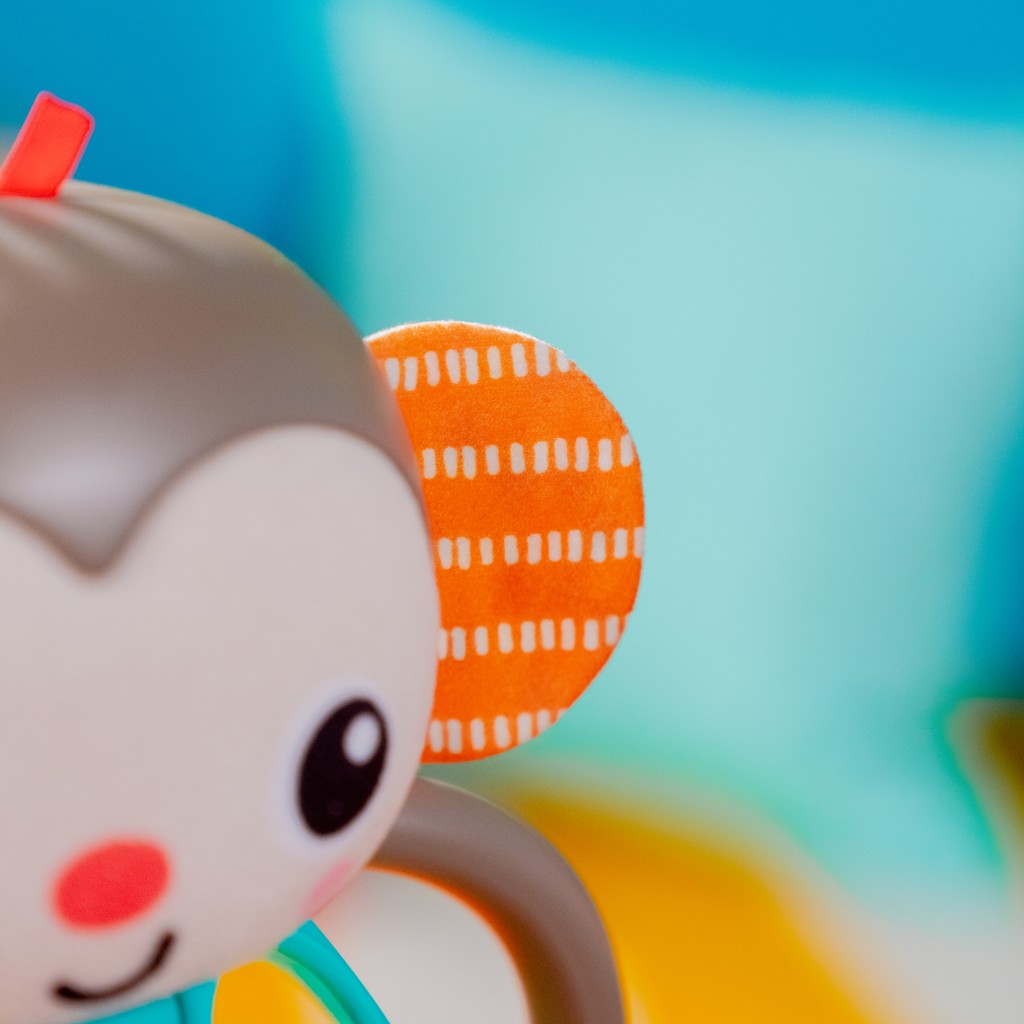 OBALL Hračka multisenzorická Grab &amp; Giggle Monkey™ 6m+