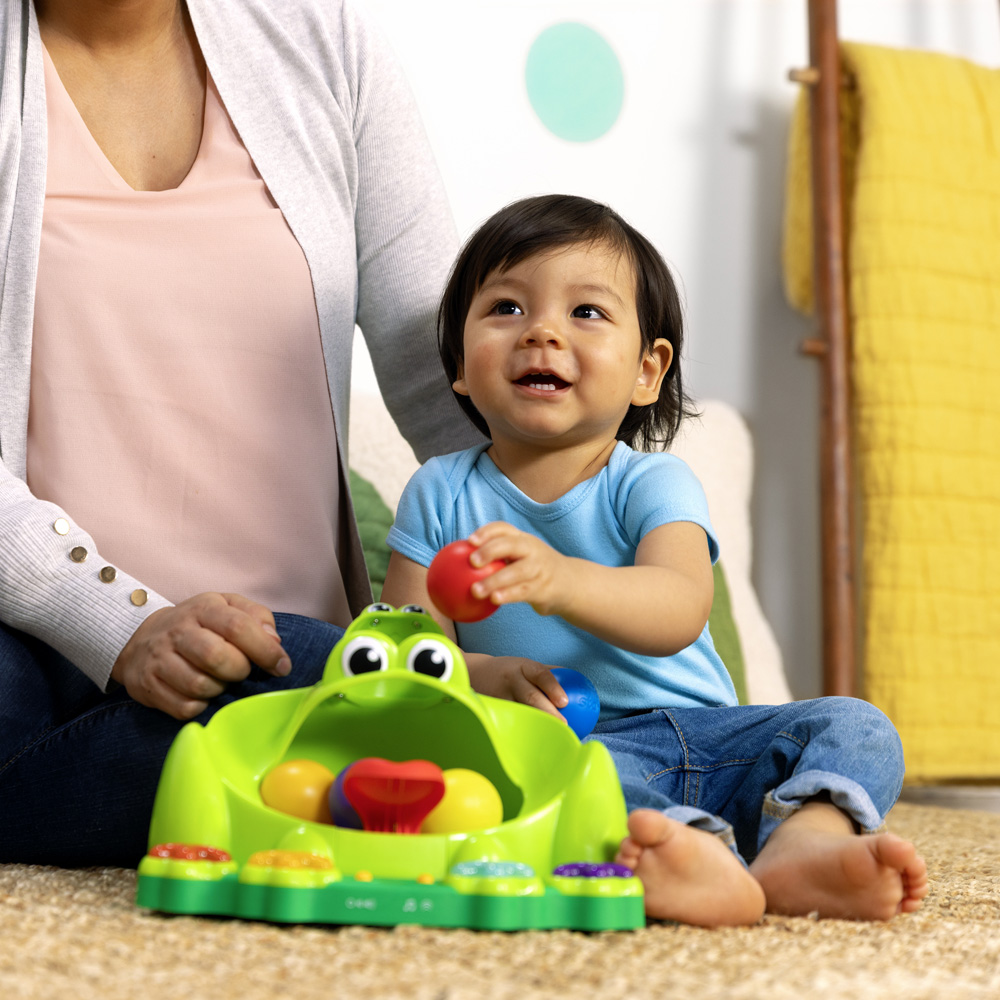 BRIGHT STARTS Hračka interaktívna Poppin' Ball Frog™  6m+